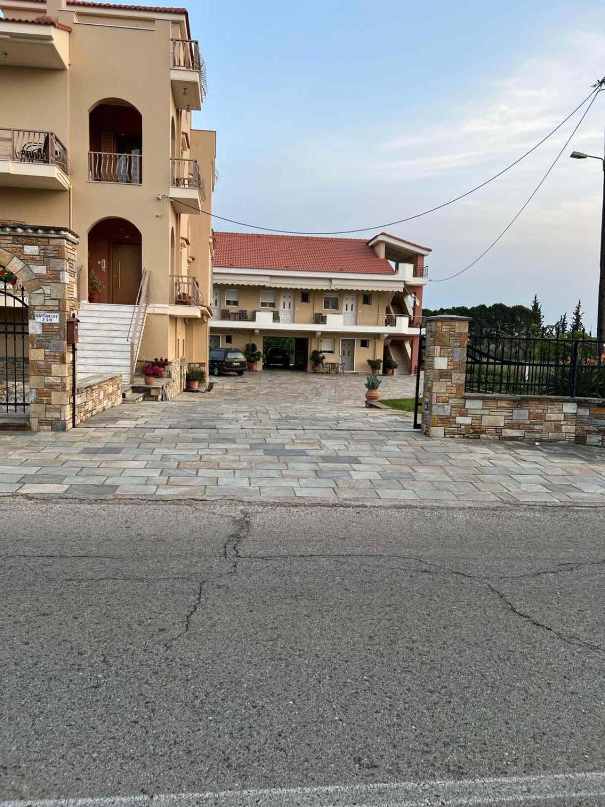 Mesolóngion Flo'S Apartments מראה חיצוני תמונה